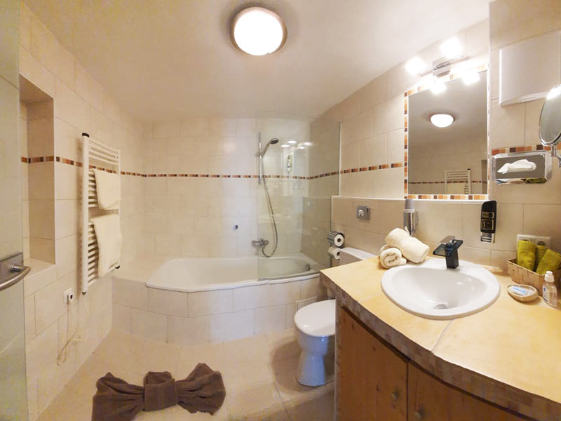 Großes Badezimmer in Suite im Hotel Drachenburg