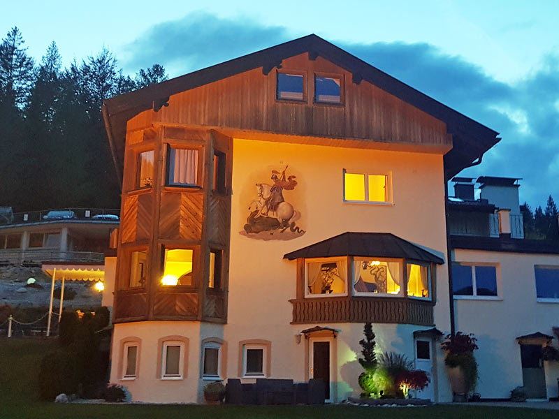 Hotel Drachenburg in Mittenwald bei Nacht